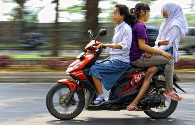 Awas Celaka! Ini 6 Gaya Berboncengan yang Gak Patut Ditiru