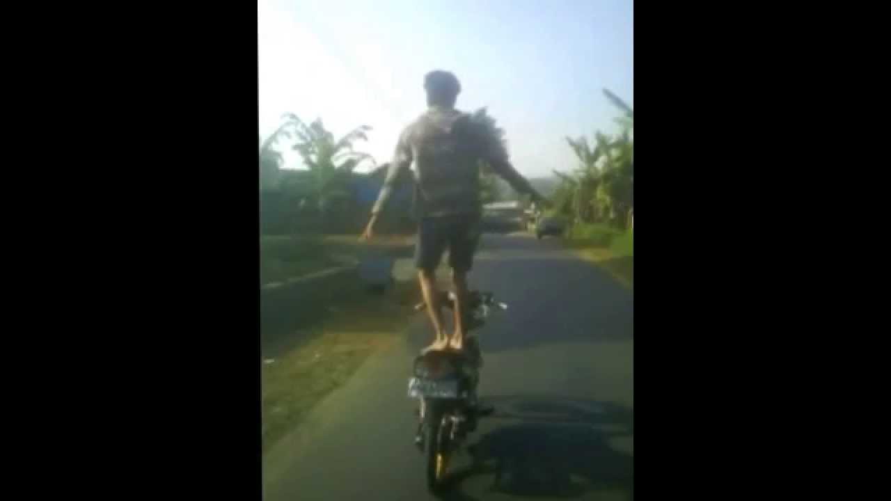 Awas Celaka! Ini 6 Gaya Berboncengan yang Gak Patut Ditiru