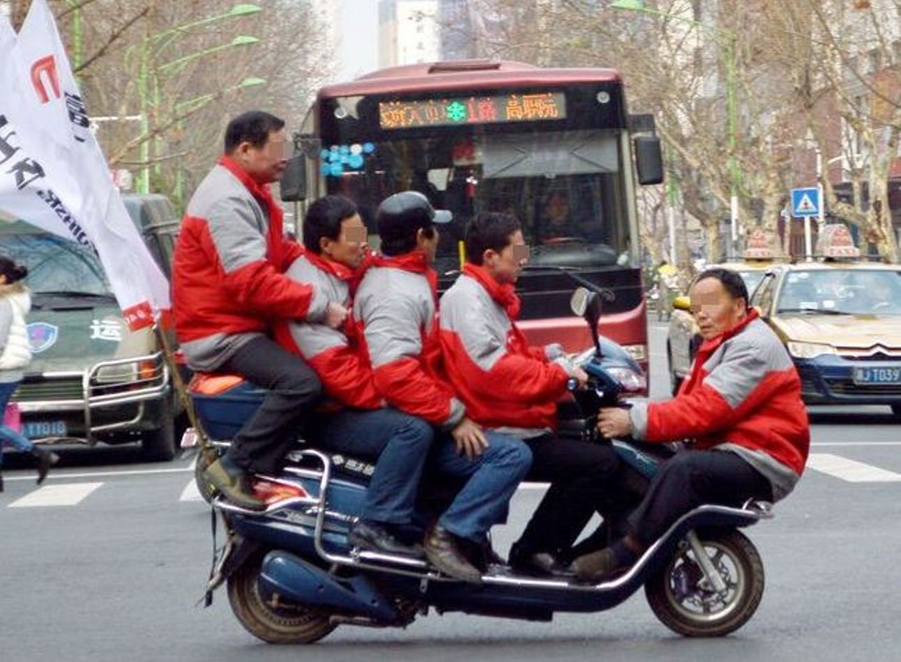 Awas Celaka! Ini 6 Gaya Berboncengan yang Gak Patut Ditiru