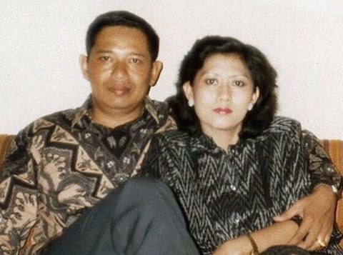 15 Potret Kemesraan SBY dan Bu Ani dari Muda Hingga 