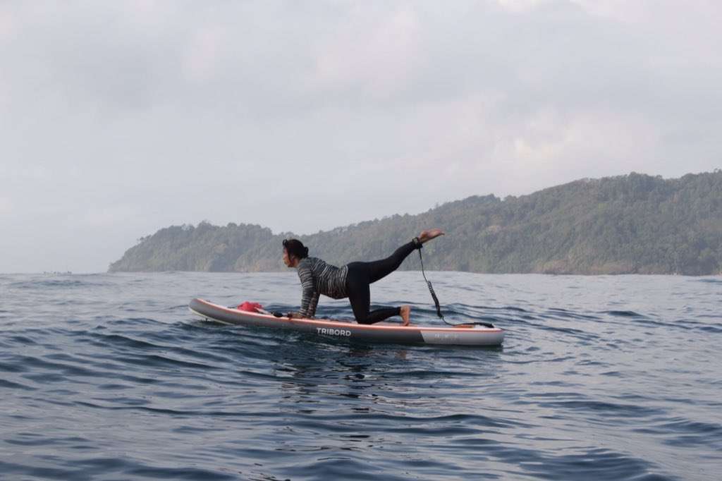 Menteri Susi Pudjiastuti berpose ala yoga di atas kano