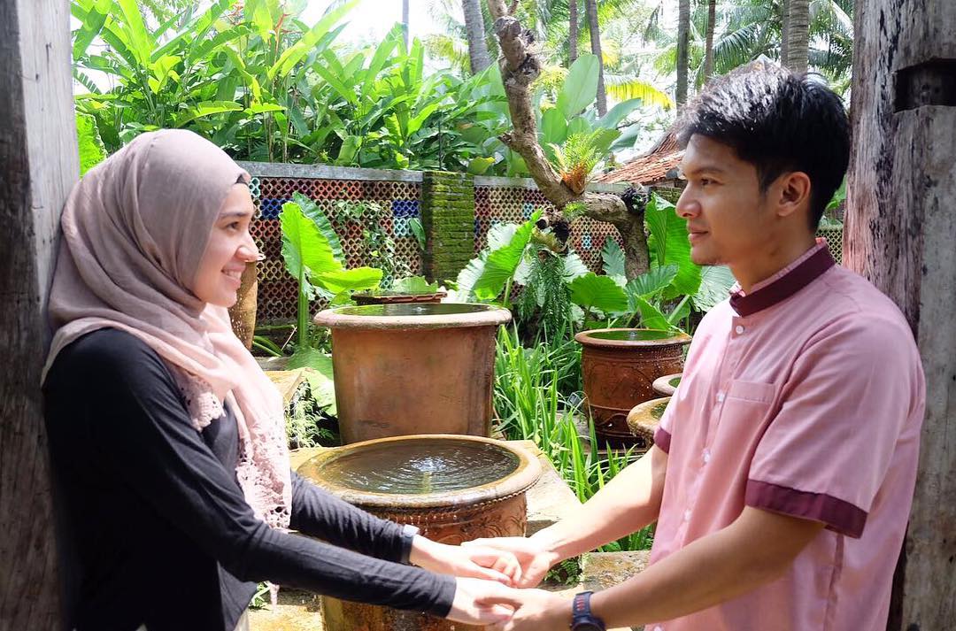 10 Foto Mesranya Dhini Aminarti & Dimas Seto, Bikin Iri Nih!