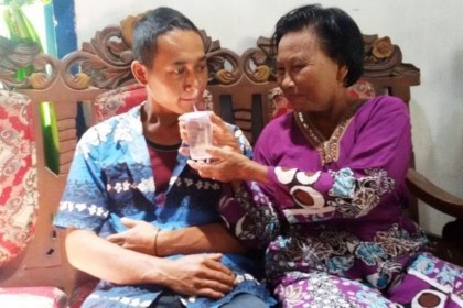 Iba Kemudian Jatuh Cinta, Pemuda 24 Tahun Ini Nikahi Seorang Nenek