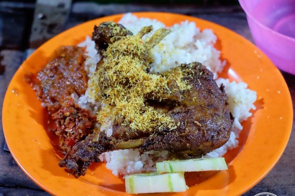 bebek goreng tugu pahlawan