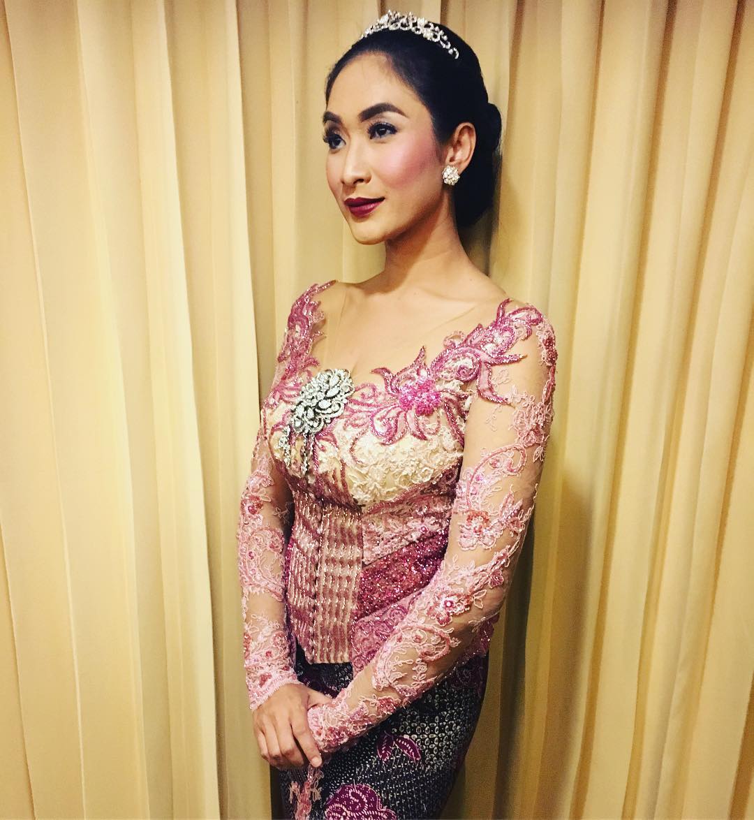 10 Gaya Happy Salma Pakai Kebaya, Cantik dan Elegan!