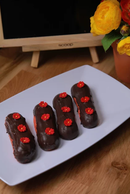 Gaul! Sekarang Kamu Juga Bisa Bikin Red Velvet Eclair Ala Cafe, Nih!