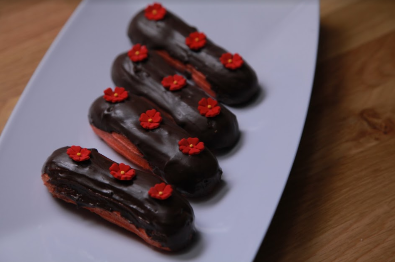 Gaul! Sekarang Kamu Juga Bisa Bikin Red Velvet Eclair Ala Cafe, Nih!