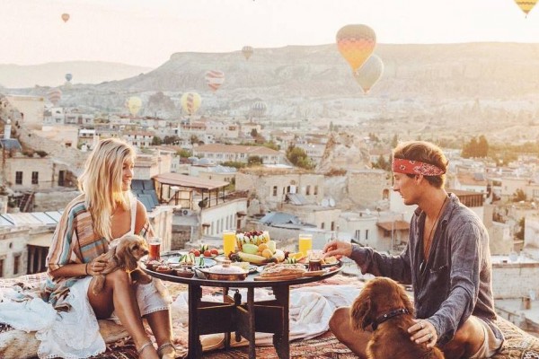 Pasangan Ini Mendapatkan Rp 120 Juta di Setiap Foto Instagramnya Saat Traveling