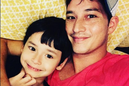 10 Momen Kedekatan Mike Lewis dan Anaknya yang Bikin Meleleh