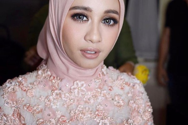 10 Gaya Hijab Laudya  Cynthia  Bella  yang Bikin Adem 