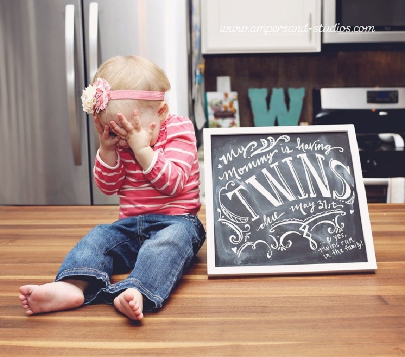 25 Konsep Foto Unik & Lucu Menyambut Anggota Keluarga Baru!