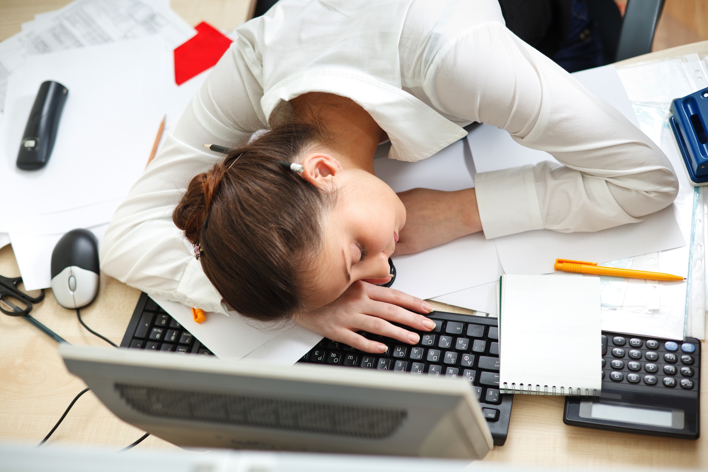 V работы. Усталость. Спит на рабочем месте. Стресс за компьютером. Усталость и сонливость.