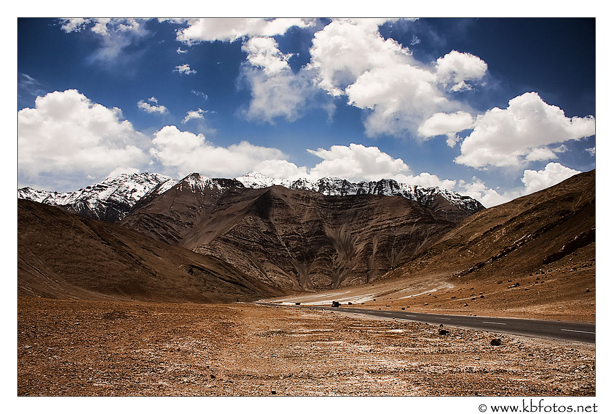 1200px-magnetic-hill-ladakh-a13112ceedc0187baf45d3deb2c7e44c.jpg