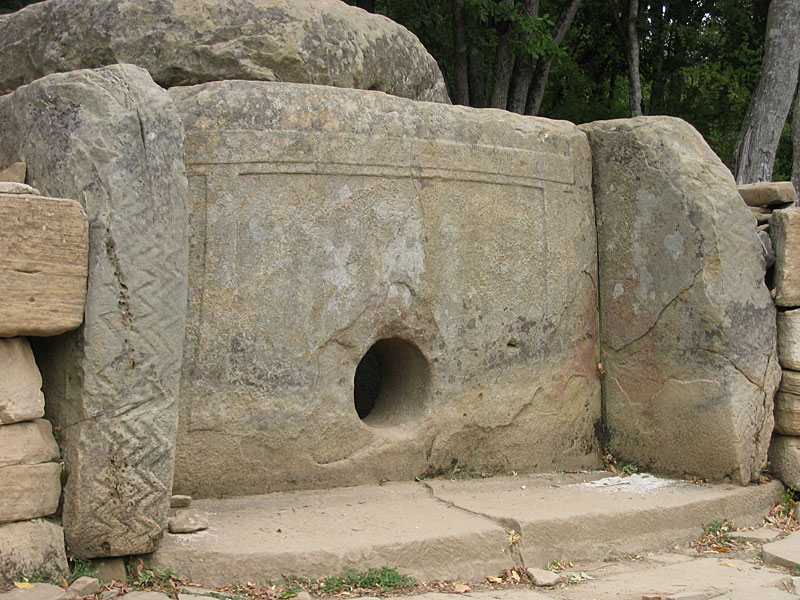 dolmen-russia-kavkaz-jane-2-d1efac53c708c62d5b5a8e200c90ba3f.jpg