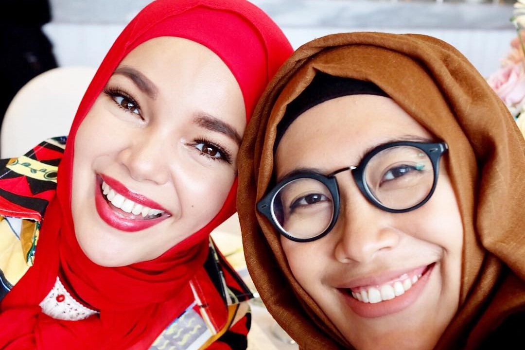 Cara Memakai Hijab Dua Warna Untuk Fashion Show Kartini