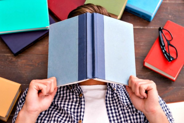 Studi Buktikan Bahwa Orang Kutu Buku Lebih Ramah dan Empatis