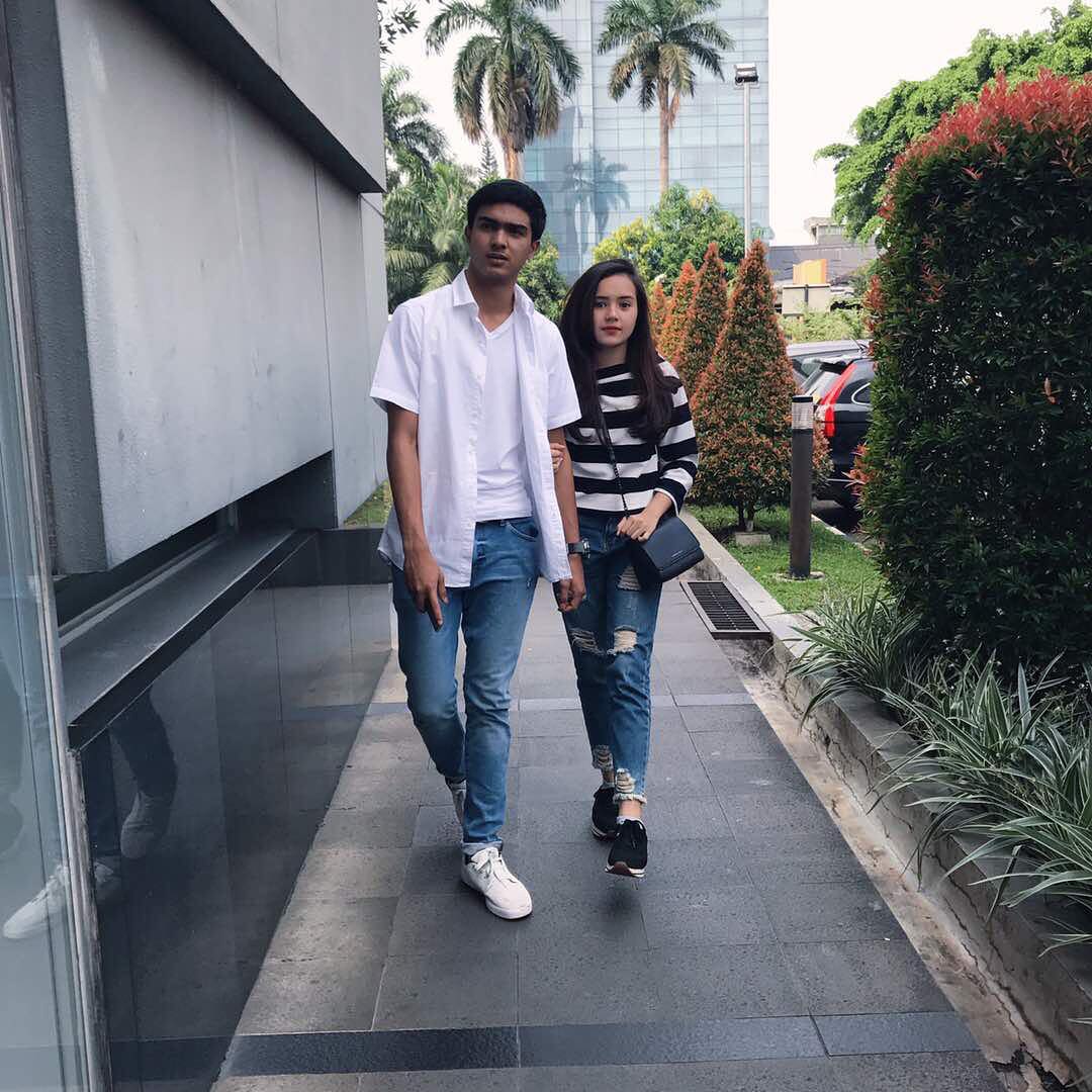 Bak Pacaran, Ini 10 Kedekatan Beby Tsabina & Kakak Gantengnya