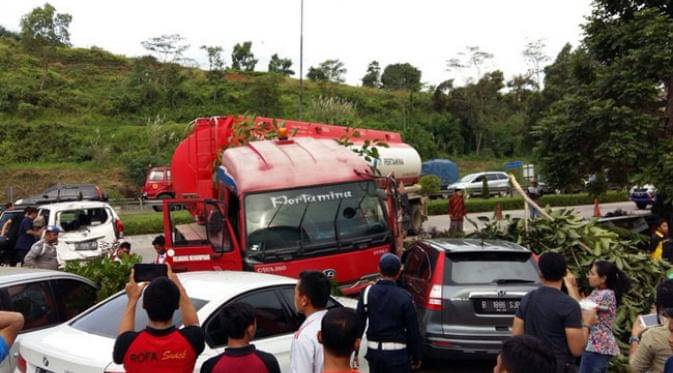 4 Fakta Mengenai Kecelakaan Beruntun Di Tol Cipularang