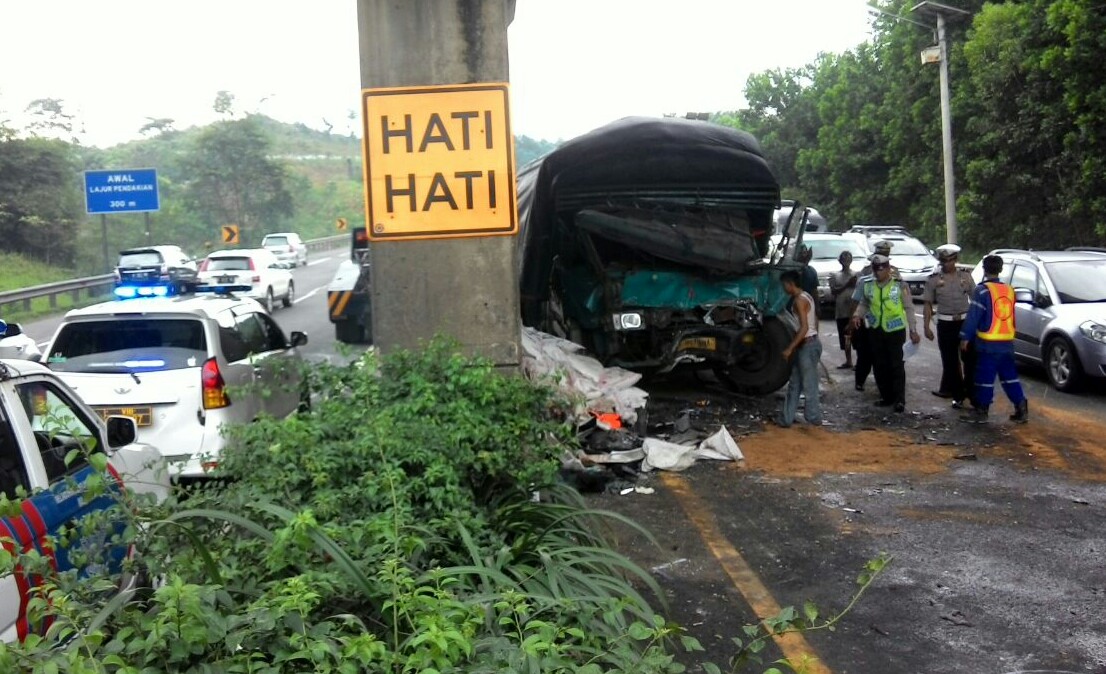 4 Fakta Mengenai Kecelakaan Beruntun Di Tol Cipularang