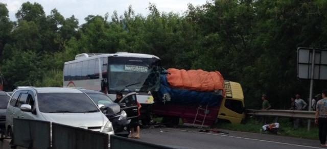 4 Fakta Mengenai Kecelakaan Beruntun Di Tol Cipularang