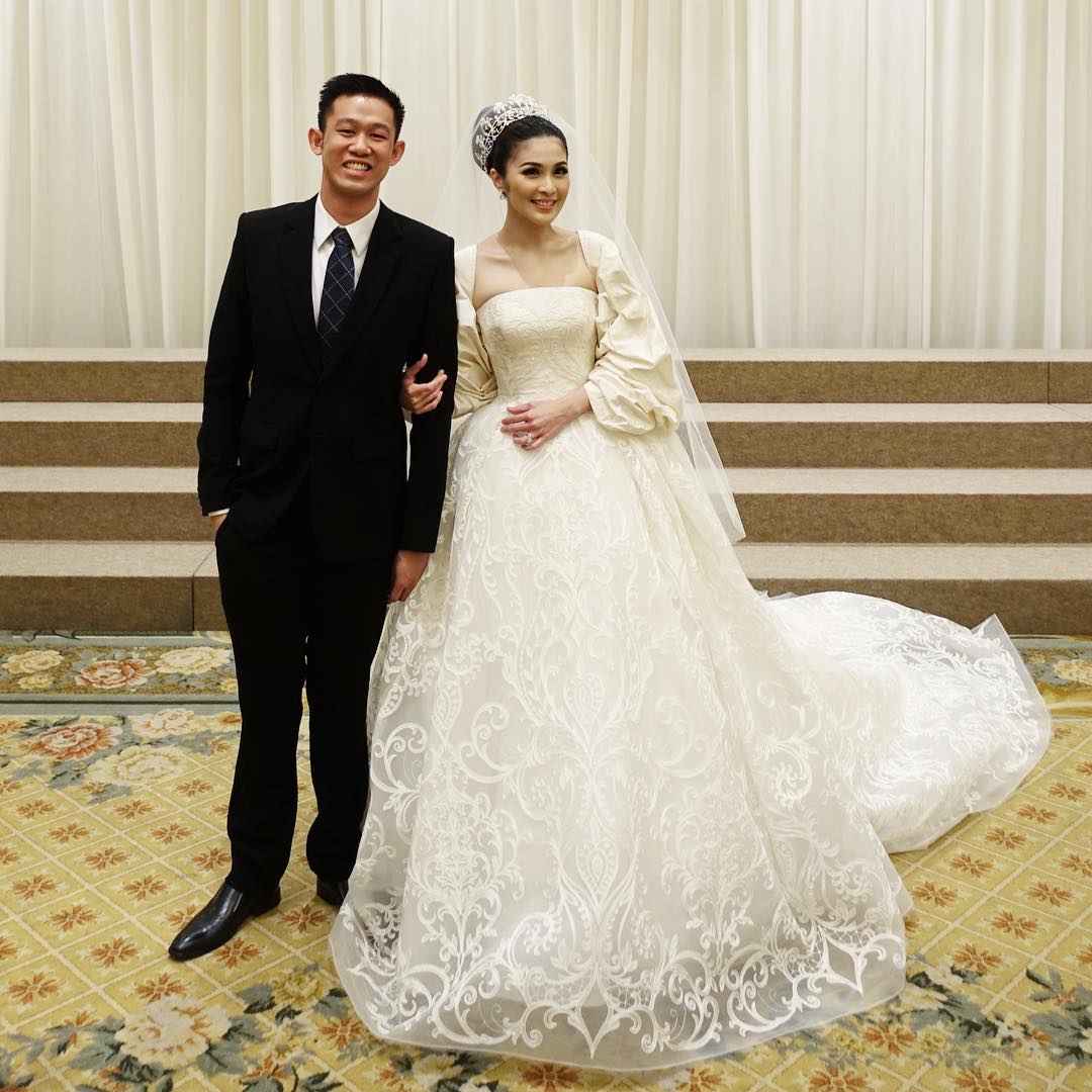 Gaun Pernikahan Seleb Indonesia Paling Menarik Perhatian