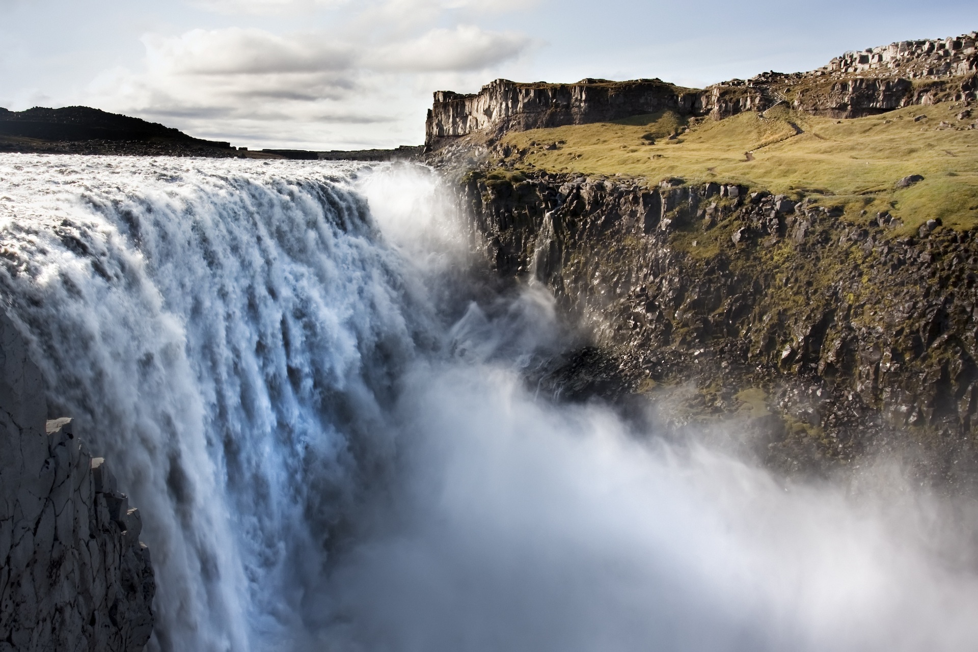 Большой водопад в европе. Водопад Dettifoss, Исландия. Исландский водопад Деттифосс. Водопад Деттифосс (Dettifoss),. Деттифосс-самый большой водопад в Европе.