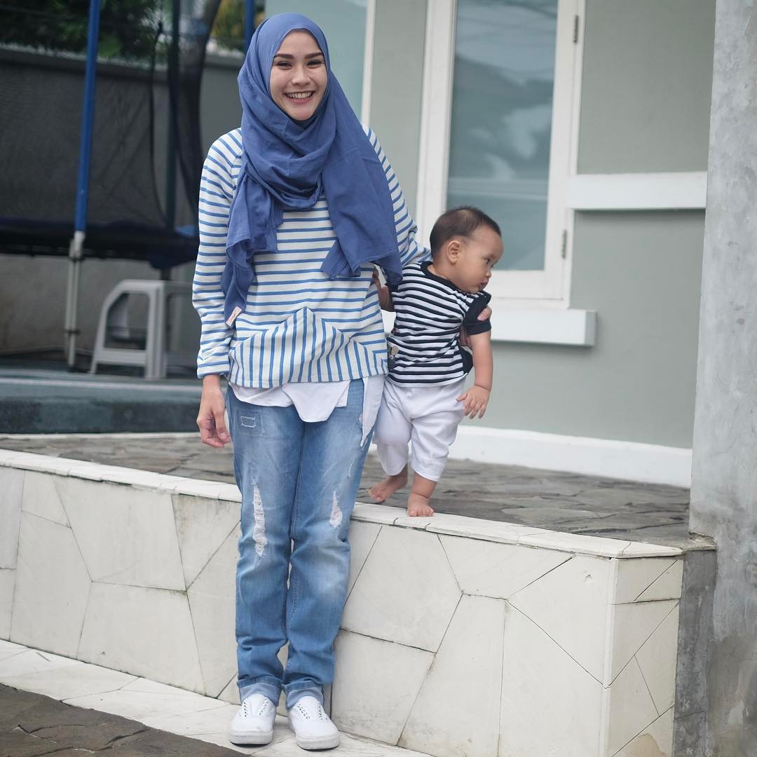 Style Busana Muslim Dengan Jeans