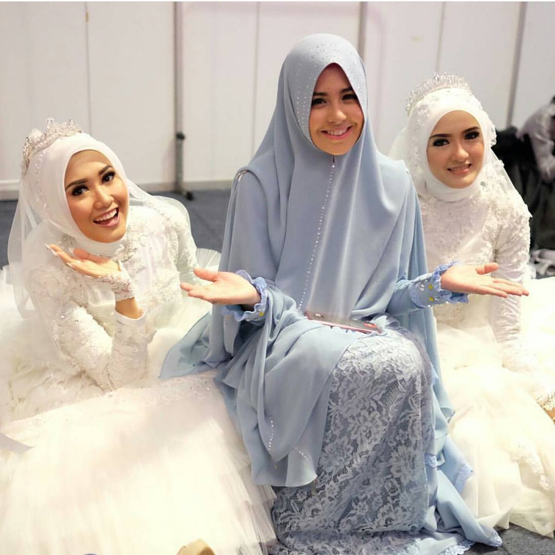 13 Style Elegan Seleb Berhijab Contekan Cewek Bertubuh Mungil