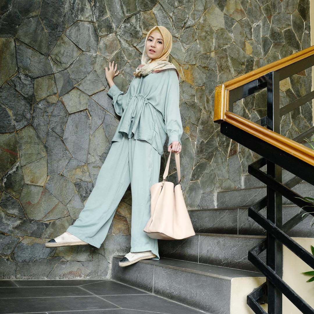 13 Style Elegan Seleb Berhijab Contekan Cewek Bertubuh Mungil