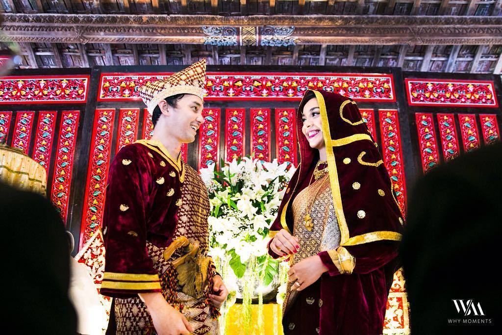 10 Inspirasi Gaun Pernikahan Tradisional Seleb yang Bikin Jatuh Hati