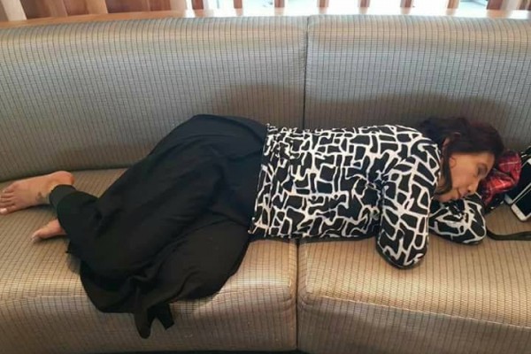 Viral! Menteri Susi Terlelap di Airport & 7 Bukti Beliau Gak Jaim