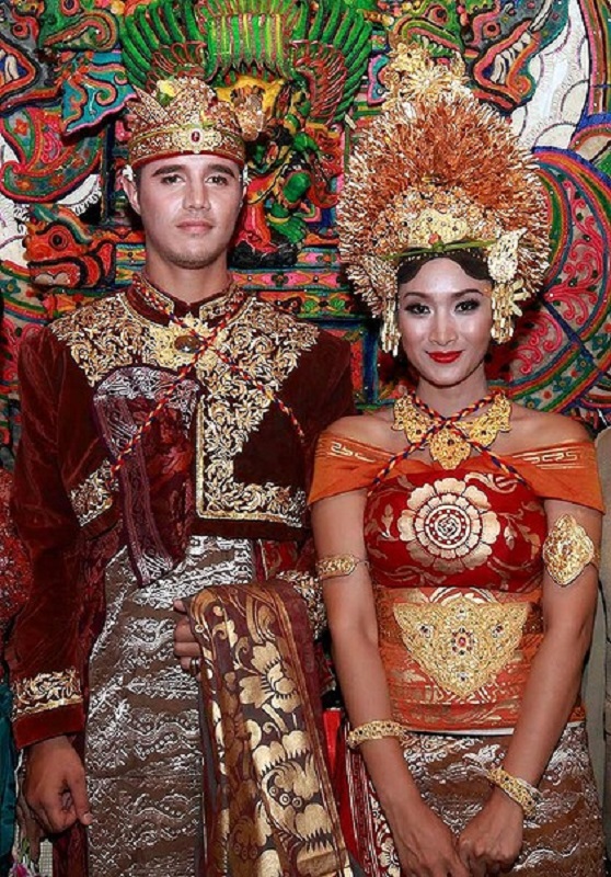10 Gaun Pernikahan Tradisional Seleb yang  Paling Menarik