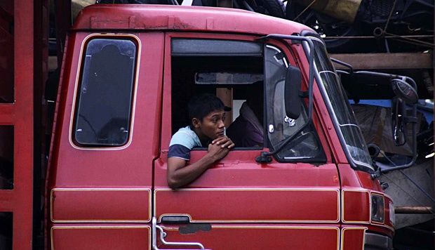 Jauh Dari Keluarga Ini Pengalaman Puasa Seorang Sopir Truk