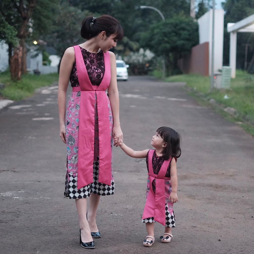 11 Ide Gaya Kembaran Ibu Anak Buat Kondangan Dari Para Seleb