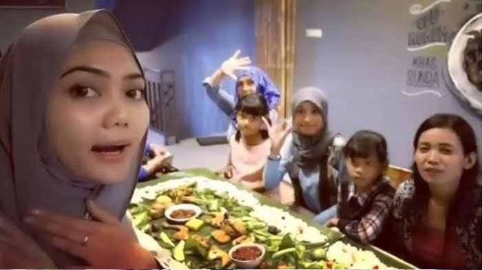 Heboh Buka Bersama Nasi Liwetan, Coba Intip Keseruan 10 