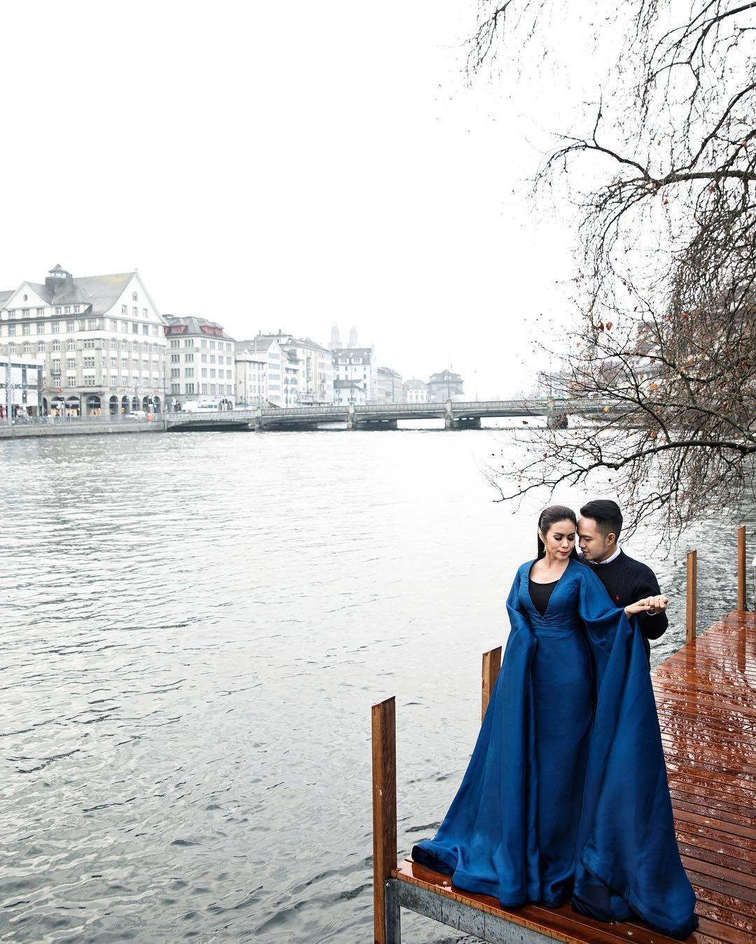 Foto Romantis Suami Istri Meski Belum Dikaruniai Momongan