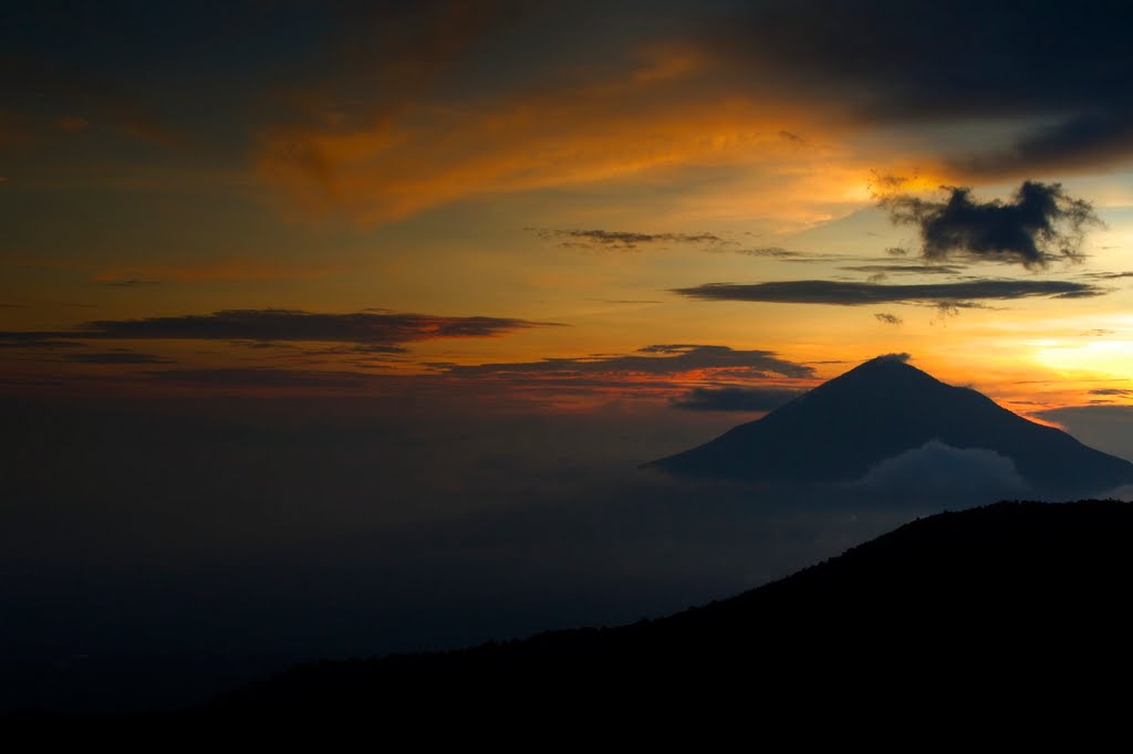 8 Gunung di Indonesia yang Jadi Lokasi Spot Sunrise Terindah, Keren!