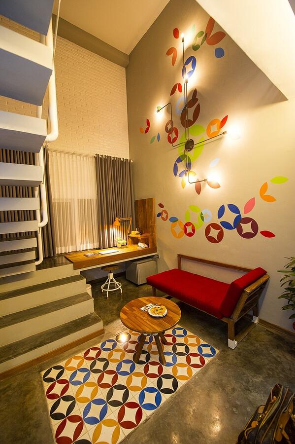 Unik, Adaptasi Interior Hotel Untuk Rumah Berlantai 1,5!