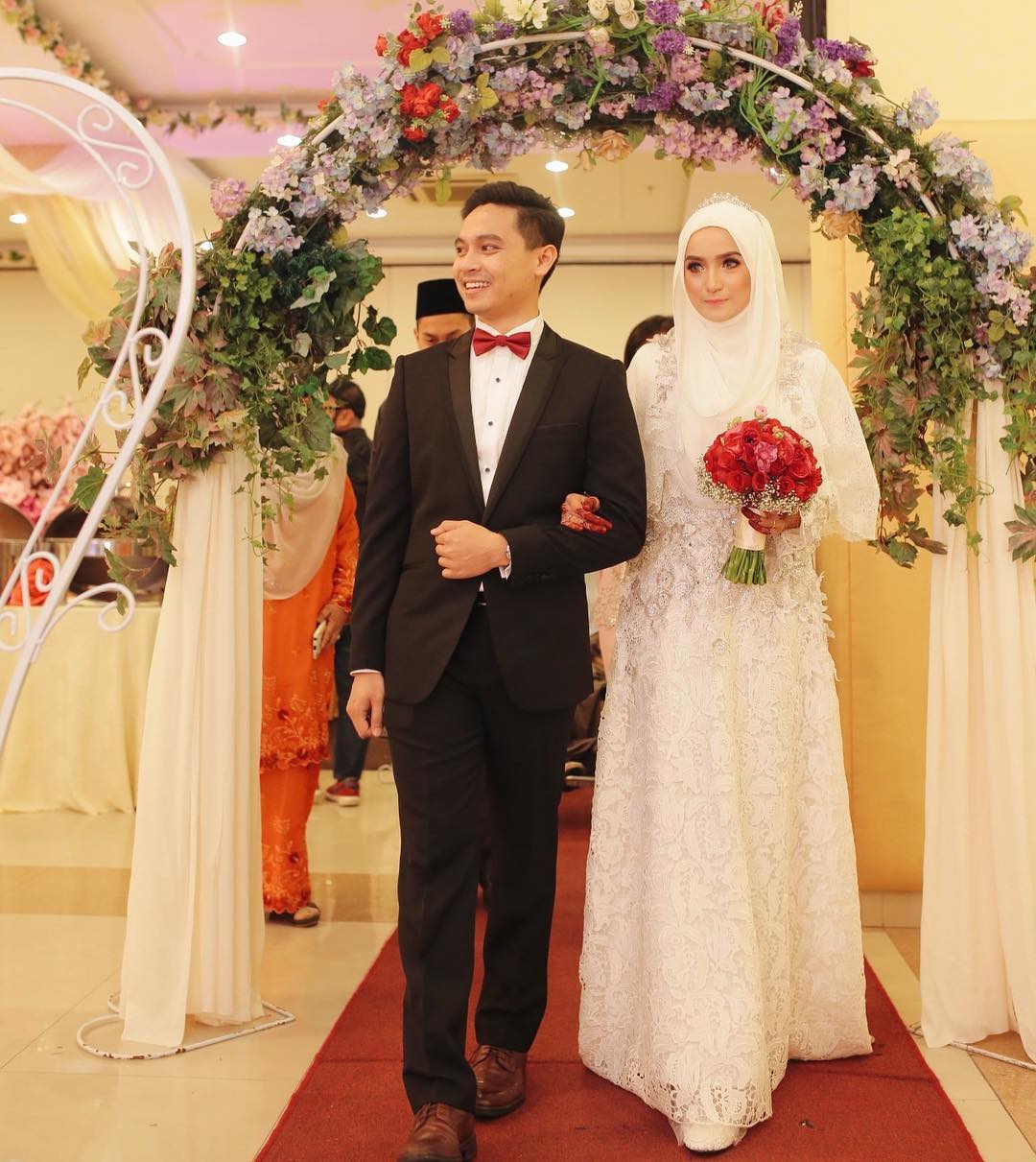 12 Desain Gaun Pernikahan  Muslimah Elegan Nan Sederhana 