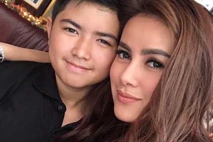 10 Potret Ganteng Sean, Anak Olla Ramlan yang Kini Beranjak ABG