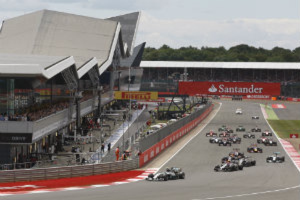 Raih Gelar Kesatria, Tahun 2020 Makin Sempurna bagi Lewis Hamilton