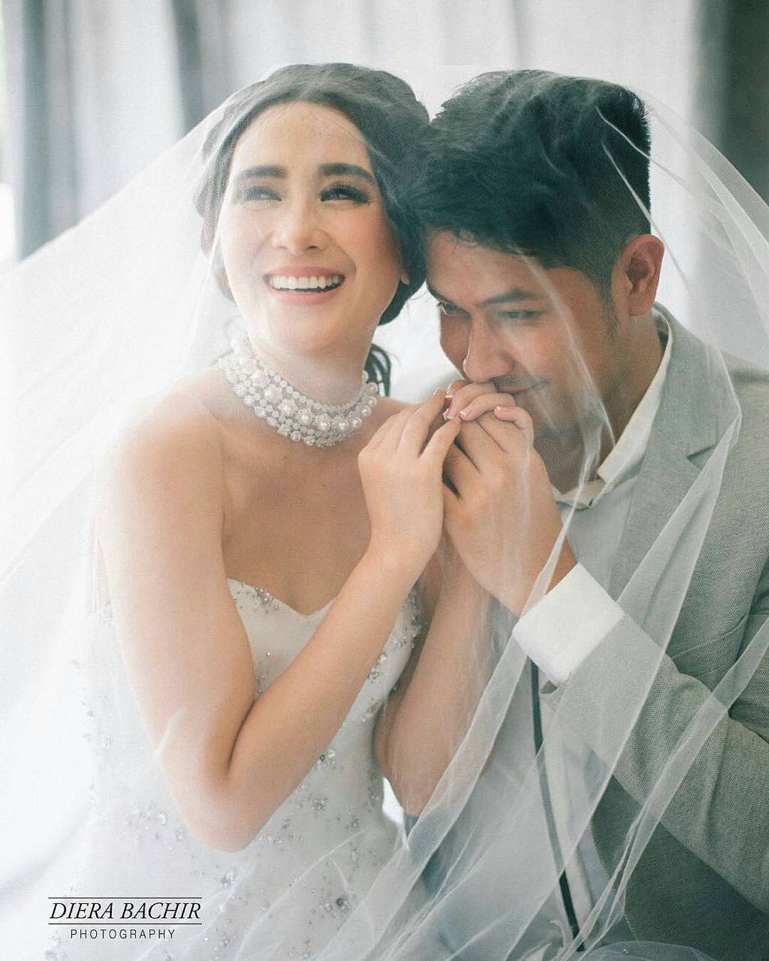 12 Pose Foto Prewed Artis Yang Paling Simpel Mudah Untuk Ditiru