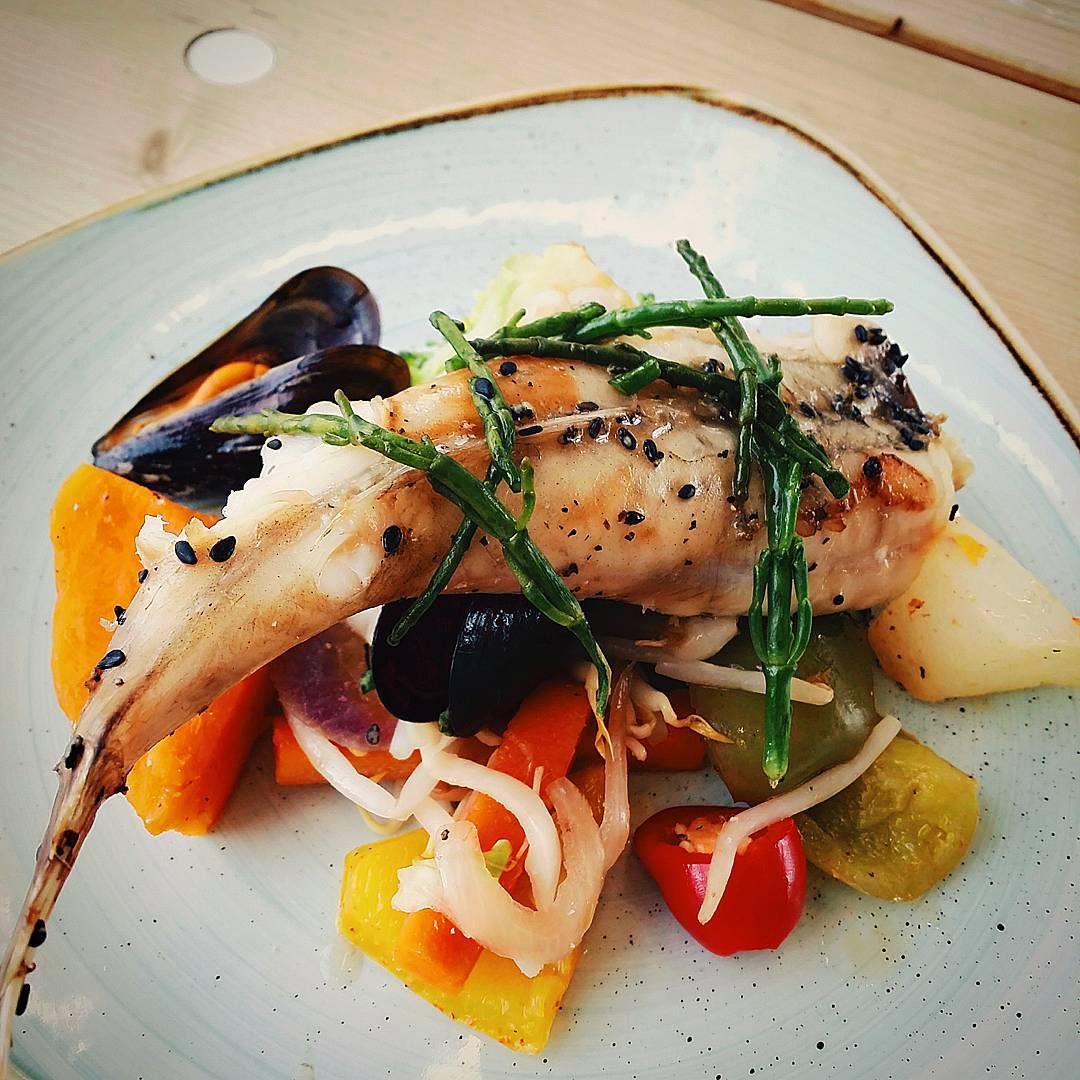 морской черт удильщик в блюде. ужин с белой рыбой. экзотическая кухня. морской черт рыба. морской черт блюдо.