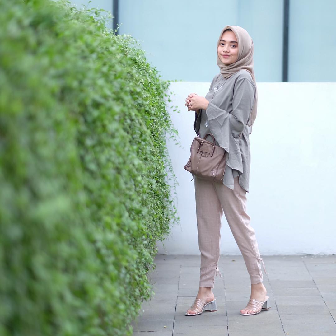 10 OOTD Hijab Kekinian untuk Kuliah, Super Kasual & Kece!
