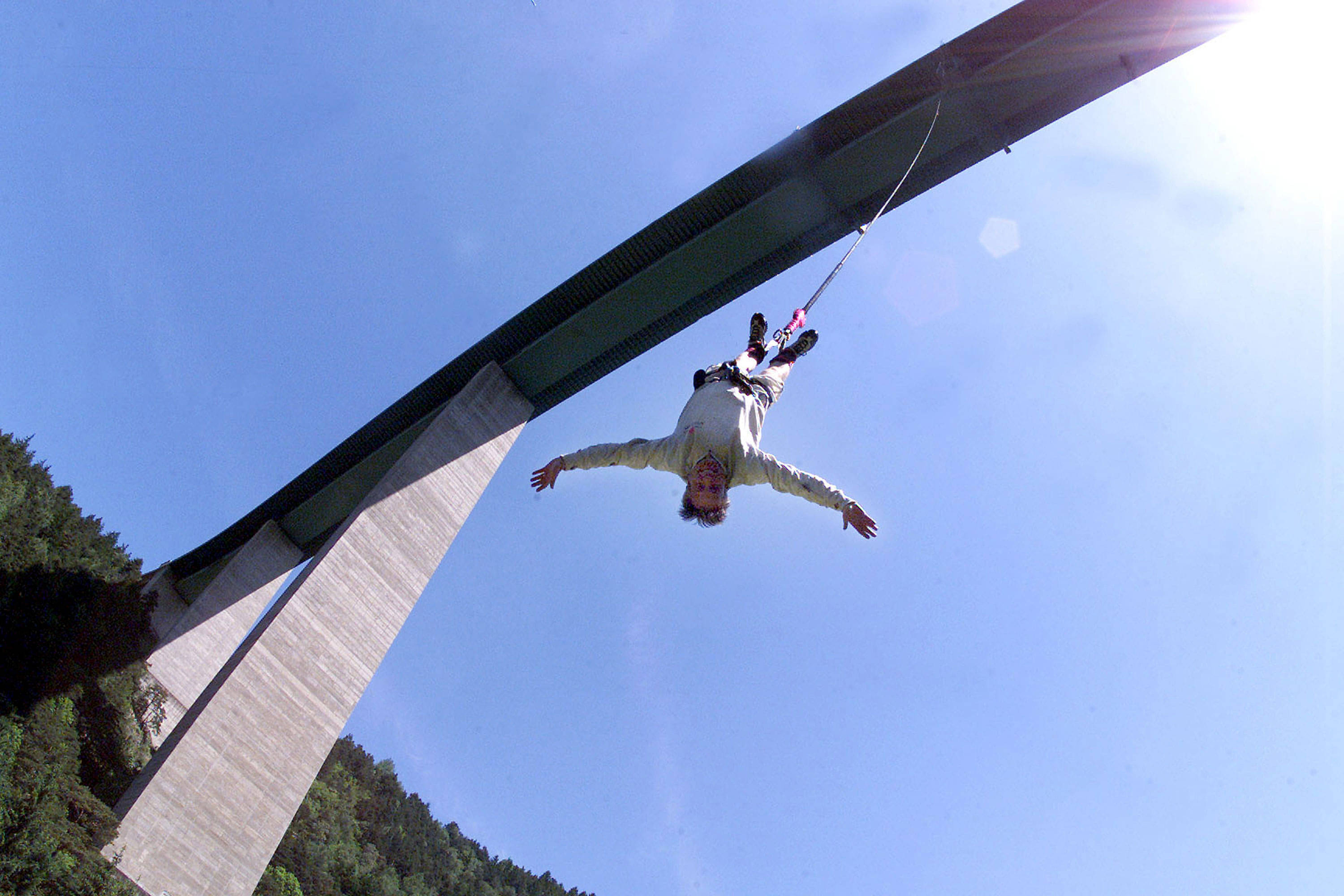 7 Bungee Jumping Terekstrim Ini Bikin Merinding, Berani Coba?