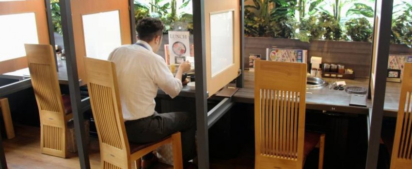 Semakin Banyak Orang Jepang Suka Makan Sendirian di Restoran