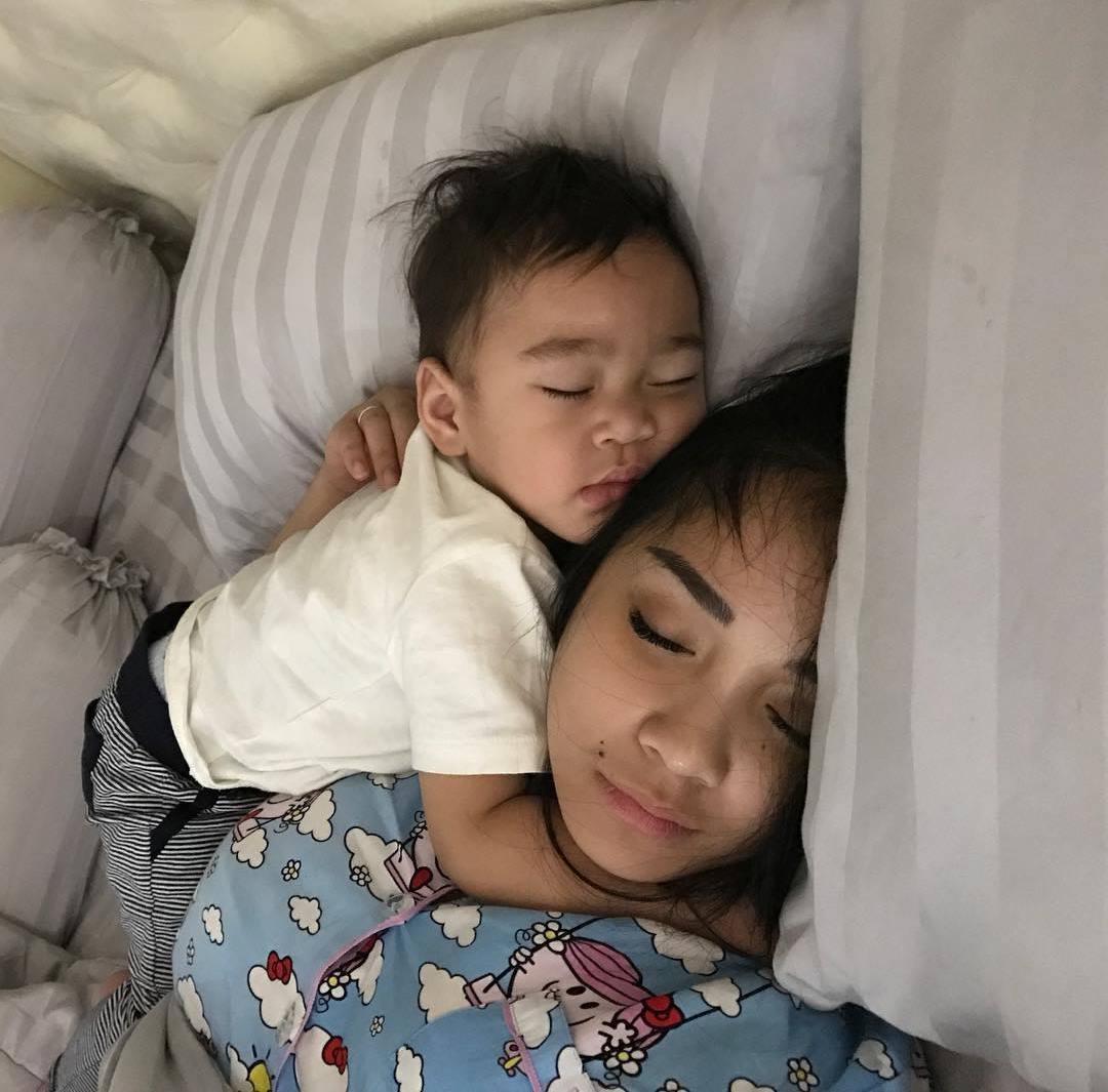 Video ibu anak anak. Nagita Slavina pose tidur. Rafathar megang TT Gigi. Foto hot Nagita Slavina saat tidur. Hot mama Rafathar.