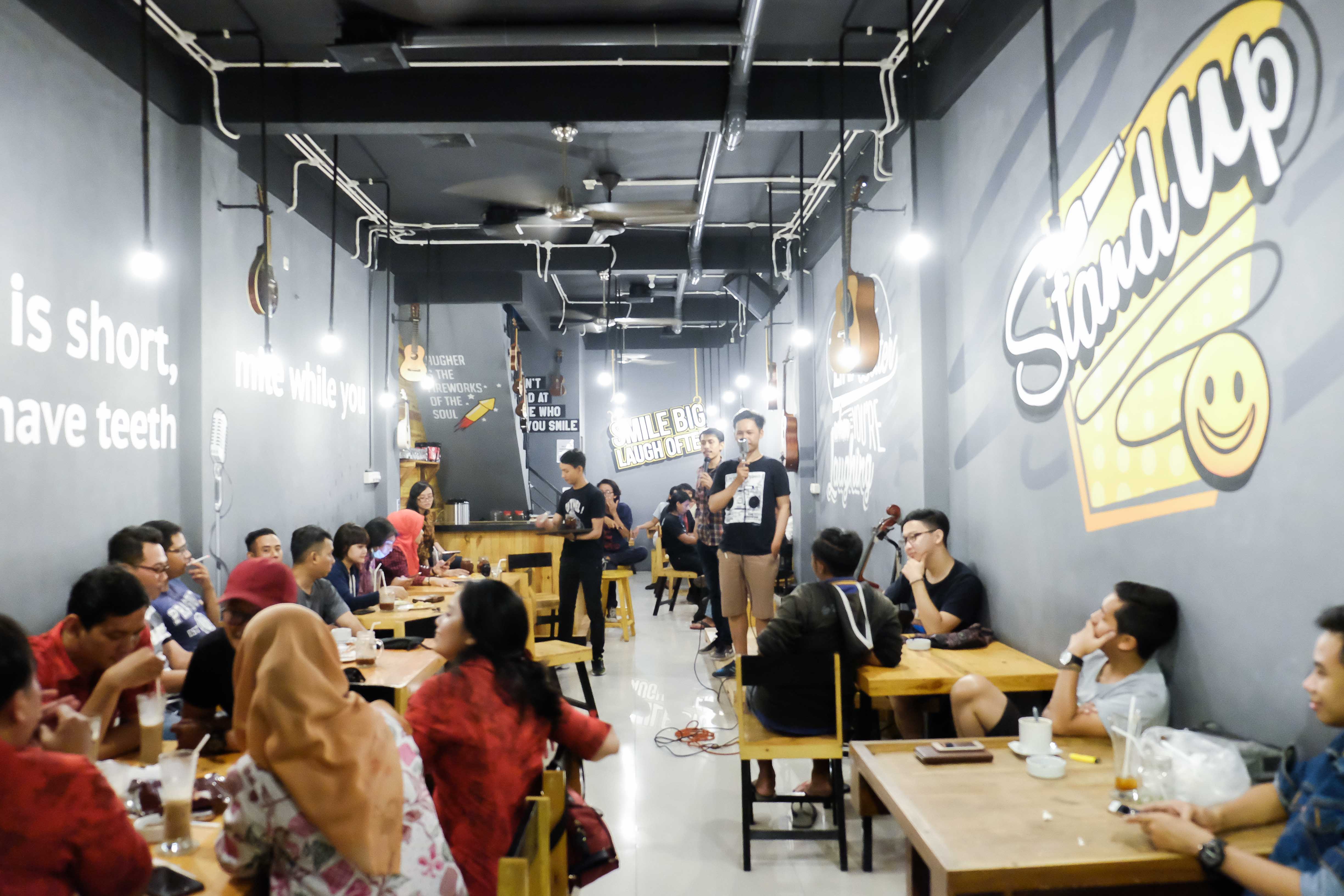 4 Tak peduli untung atau rugi yang penting asik dibuat nongkrong Kedai Dodit Nongkrong Gaul a la Komika Standup edy