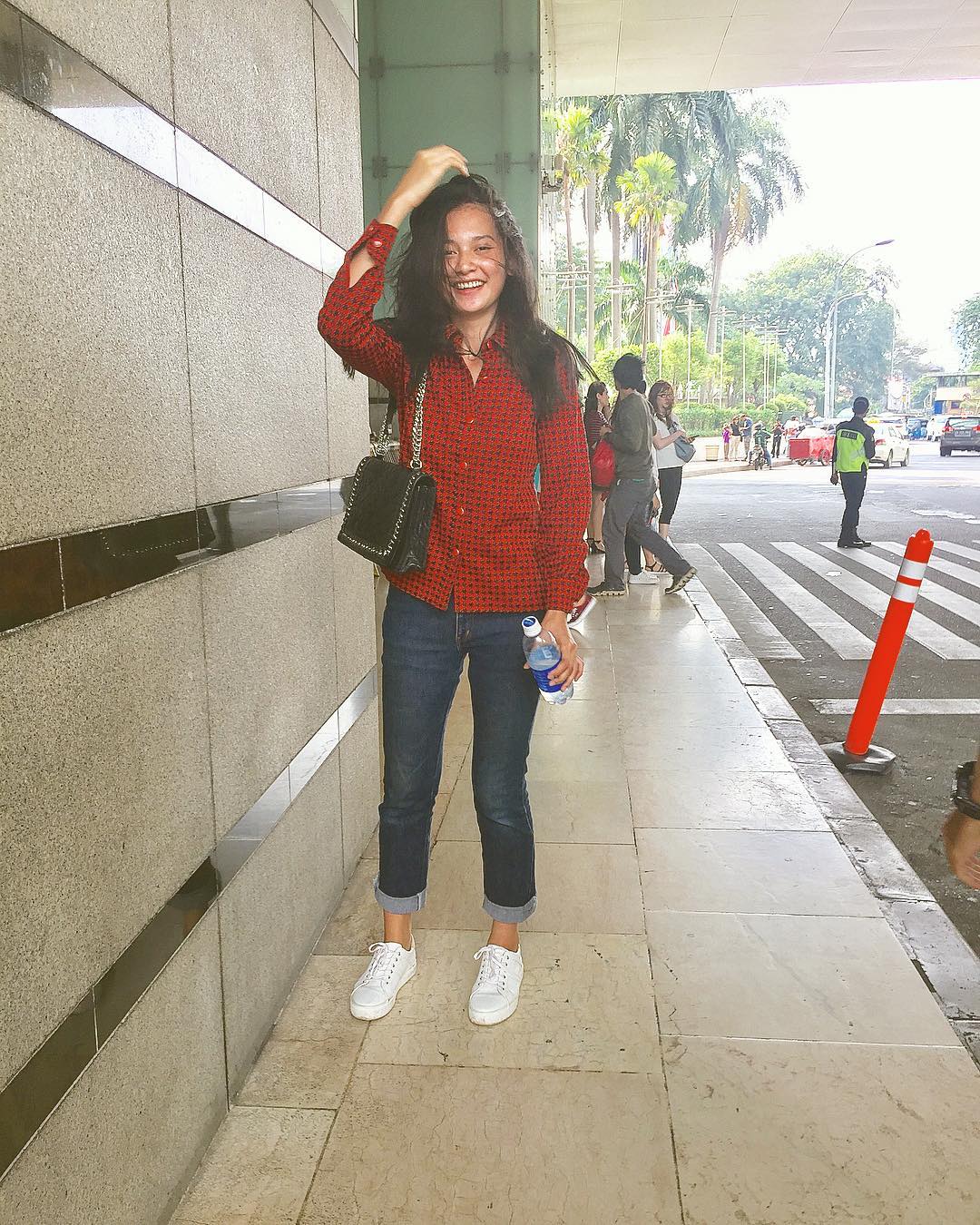 10 Gaya Simpel Indah Permatasari, Aktris Muda yang Tengah 