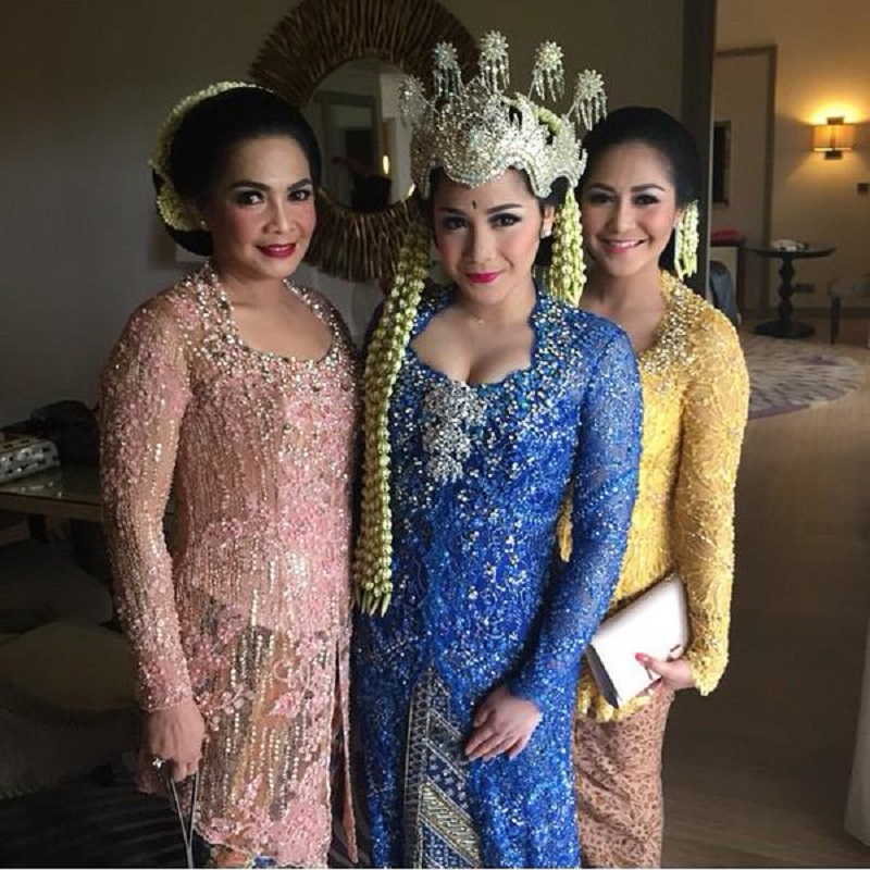 Ningrat Mewah 15 Kebaya Cantik untuk  Pernikahan  Adat  Sunda 